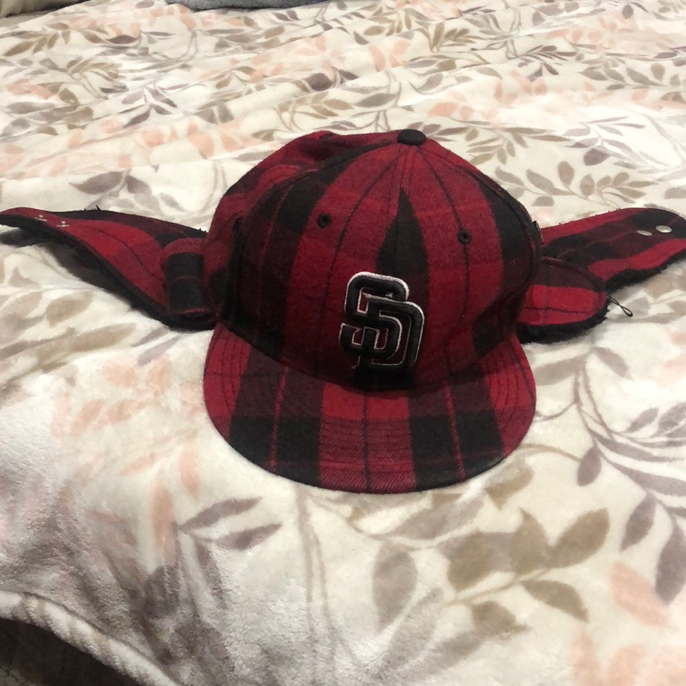 SD red/black fitted snow cap